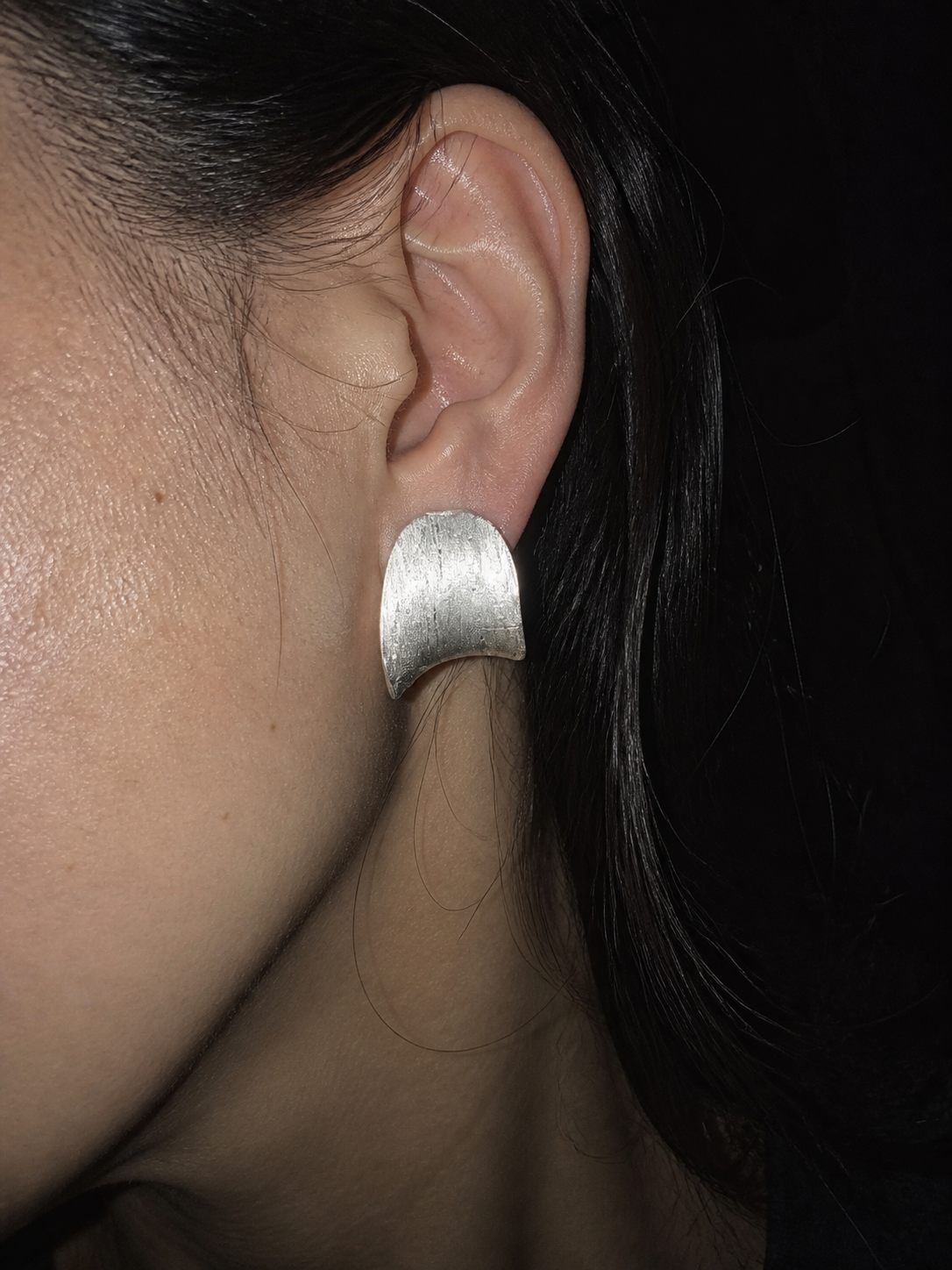 Distort 01 worn on the body