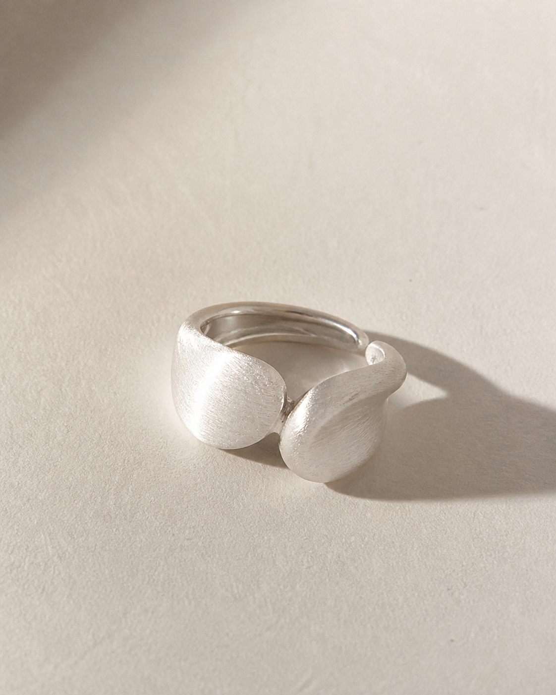 Oppose 01 — twin plane open ring, product view
